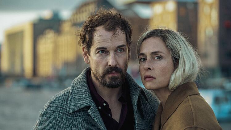 Simon (Felix Kramer) und Meret (Susanne Wolff) sind nicht die echten Namen der beiden Exagenten. Seit Jahren leben sie ein relativ ruhiges Familienleben - bis sie nun von ihrer Vergangenheit eingeholt werden.