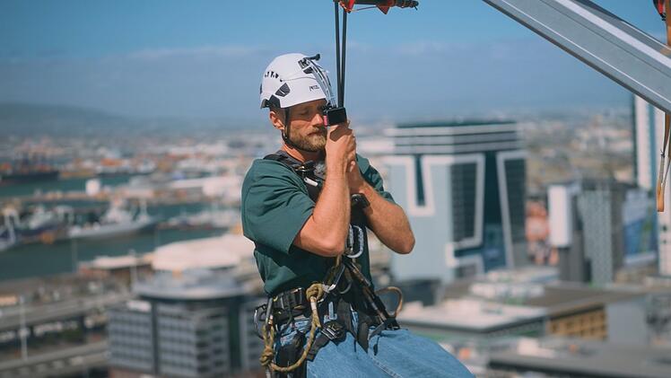 Bachelor Sebastian h&auml;ngt an einem Seil an einem Hochhaus - und hasst es.