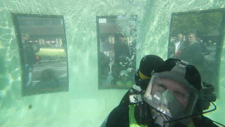 Genoß den kühlen Platz bei warmen Altweibersommer: der Taucher der Feuerwehr. Foto: Michael Busch