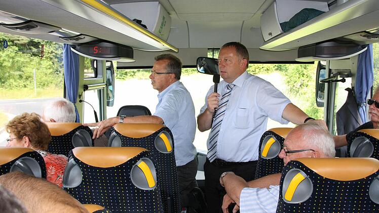 Vom Bus aus erläuterten sich Landrat Thomas Bold (rechts) und sein Stellvertreter Emil Müller den geplanten Verlauf der SuedLink-Trasse. Foto: Ralf Ruppert