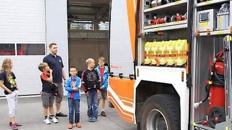 erstaunt waren die Kinder, was in so ein Fahrzeug geht.  Fotos: Andreas Brandl
