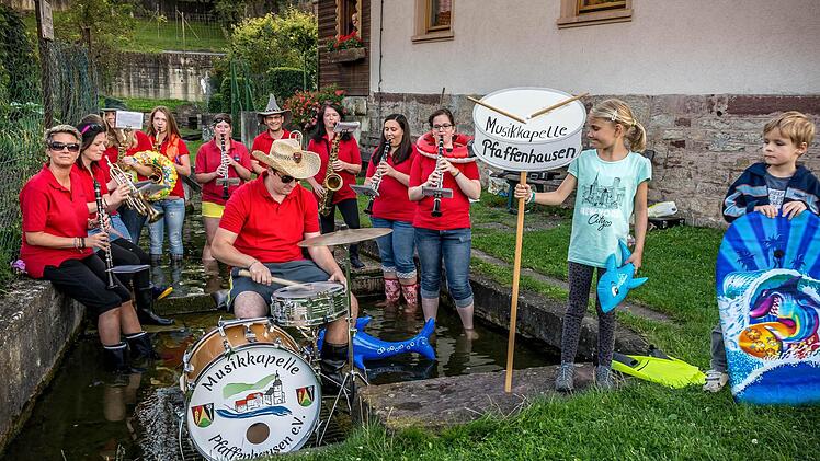 Die Musikkapelle Pfaffenhausen spielt in der Veth. Foto: Alex Preyer