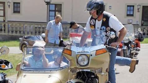 Beliebt waren die Rundfahrten auf dem Traktor-Anhänger und in den Beiwagen der Motorräder. Foto: Anton Then