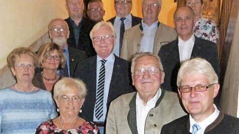 Langj&auml;hrige Mitglieder des Frankenwaldvereins zeichnete Hauptvorsitzender Dieter Frank (zweite Reihe, Mitte) aus. Foto: Werner Rei&szlig;aus