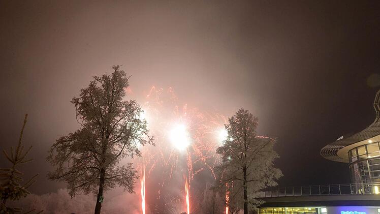 Zum Jahreswechsel 2016/2017 haben viele Kissinger den Blick auf das Feuerwerk genossen. Ein besonderes Lichterspektakel war von der Therme aus zu sehen. Glitzernde Sterne und leuchtende Fontänen lockten bei minus sieben Grad ins Freie. Foto: Peter Rauch