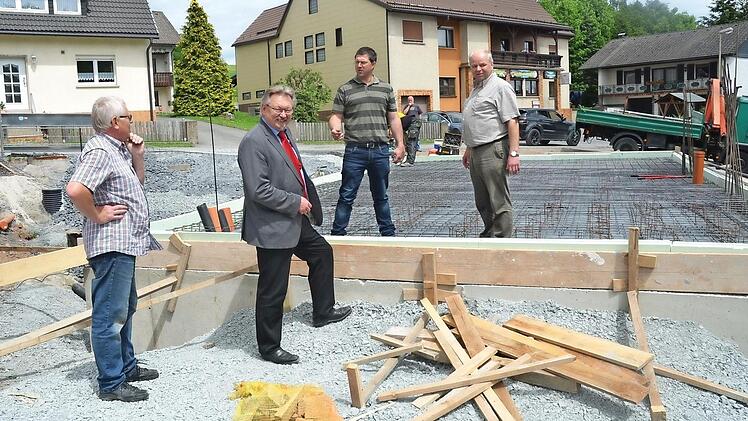 Bei der Baustellenbesichtigung des Neubaus eines Feuerwehrgerätehauses der FF Marienroth (von links): Georg Kiendl (Elektromeister Posseck), Bürgermeister Hans Pietz, Andreas Schorn (Leiter Bauwesen Markt Pressig), Georg Fiedler (1. Vorsitzender FF Marienroth) Foto: K.- H. Hofmann