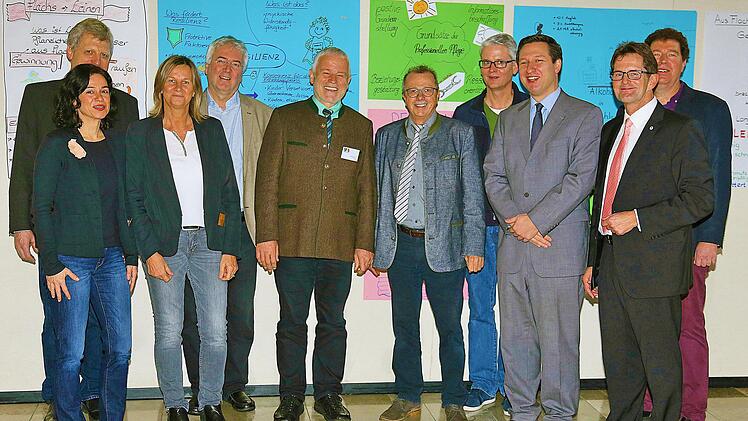 Beim Fortbildungstag für Erzieherinnen und Erzieher im BBZ (v.l.n.r.): Dr. Ingo Baumgart (Leiter des Gesundheitsamtes Bad Kissingen), Isabelle Bühner und Maria Reichert-Härder (beide Gesundheitsamt Bad Neustadt), Dr.  Matthias Hahn (Leiter des Gesundheitsamtes Bad Neustadt), Harry Koch (Direktor des BBZ Münnerstadt), Emil Müller (stellvertretender Landrat Bad Kissingen), Christian Zintl (stellvertretender Leiter des BBZ), Professor Marcel  Romanos (Uni Würzburg), Peter Suckfüll (stellvertrete...