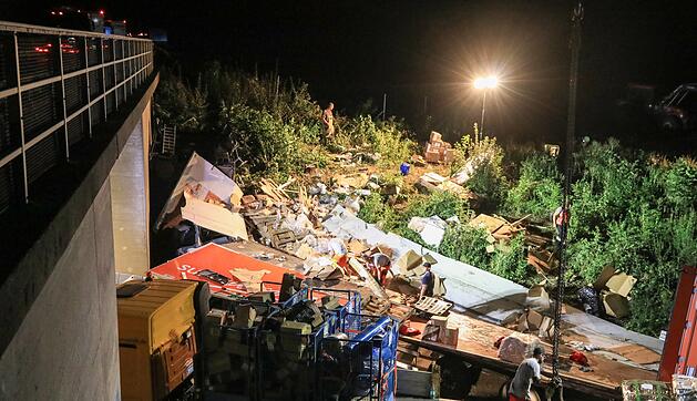 40-Tonner stürzt von Autobahnbrücke hinab auf Staatsstraße