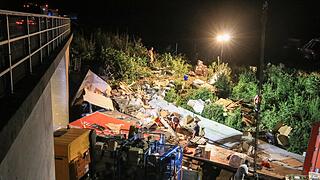 40-Tonner stürzt von Autobahnbrücke hinab auf Staatsstraße