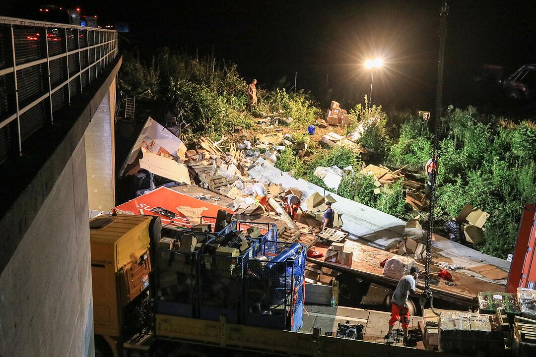 40-Tonner stürzt von Autobahnbrücke hinab auf Staatsstraße