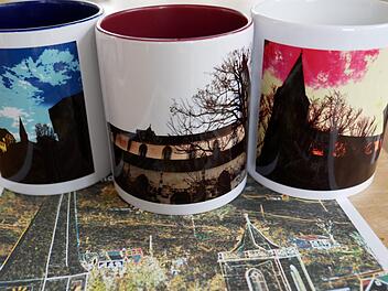 Eine Sonderedition Stadtpfarrkirche in Form von Tassen gibt es jetzt zugunsten der Kirchensanierung der Stadtpfarrkirche.Heike Beudert