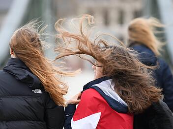 Viel Wind, Regen und sogar Schnee sagt Stefan Ochs, alias "der Wetterochs", für die kommenden Tage voraus. Foto: Symbolbild: Arne Dedert/dpa