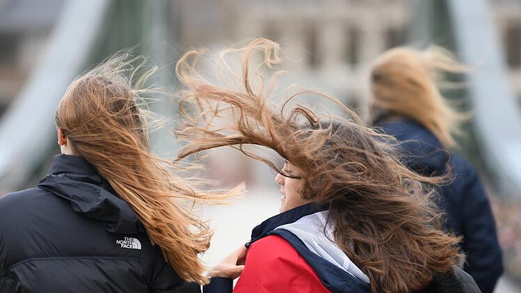 Viel Wind, Regen und sogar Schnee sagt Stefan Ochs, alias "der Wetterochs", für die kommenden Tage voraus. Foto: Symbolbild: Arne Dedert/dpa