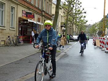 Auf dem "Pop-Up-Radweg" des ADFC Bamberg konnte am Freitag entspannt und sicher geradelt werden.  Fotos: Julian Megerle