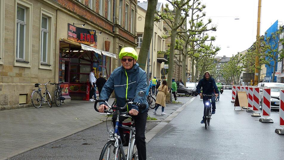 Auf dem "Pop-Up-Radweg" des ADFC Bamberg konnte am Freitag entspannt und sicher geradelt werden.  Fotos: Julian Megerle