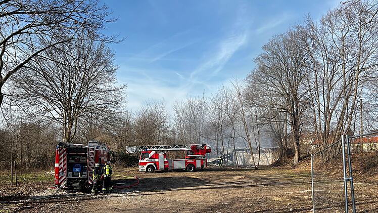 Scheune in Vollbrand: Gebäude bereits zum Teil eingestürzt