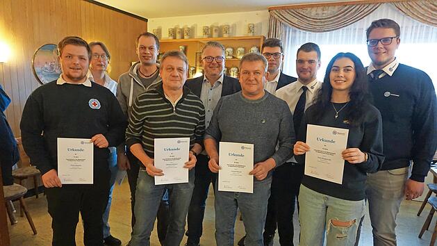 Hohe Auszeichnungen gab es bei der Wasserwacht Marktschorgast. Von links: Paul Altmann, Antje R&ouml;del, Sebastian Walter, Michael B&ouml;rner, B&uuml;rgermeister Marc Benker, Frank N&uuml;ssel, Philip Rie&szlig;, Ren&eacute; Klatt, Jana Rupprecht und Simon Friedrich