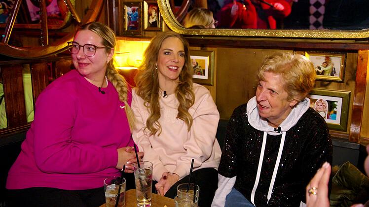Drei Generationen B&uuml;chner - Joelina (26), Danni (47) und Oma Rosi (69) - vergn&uuml;gen sich auf der Reeperbahn.