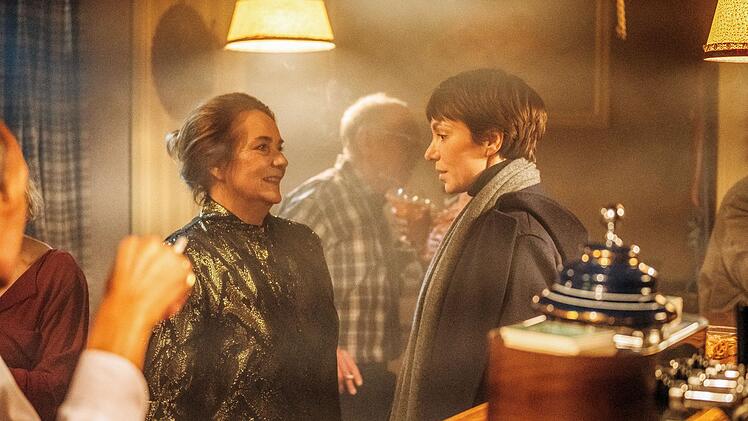 Karla Eckhardt (Julia Koschitz, rechts) bei&szlig;t bei ihrer Mutter Ursula (Patricia Hirschbichler) auf Granit, als sie &uuml;ber ihre Kindheit reden will.