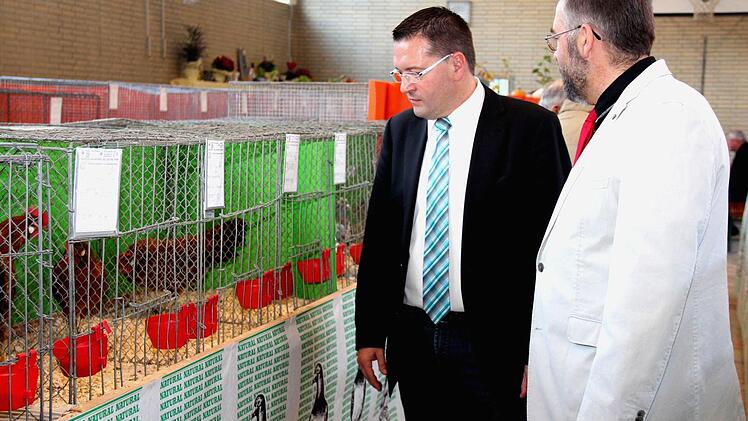 Johannes Weiß führt  Bürgermeister Fischkal (links) durch die Ausstellung Fotos: Johanna Blum