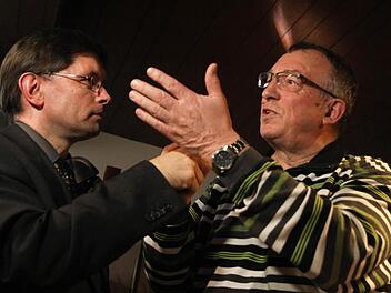 Nah beim Leser: Rundschau-Redaktionsleiter Alexander Müller (links) im Gespräch mit Albrecht Aldinger. Fotos: Michael Gründel