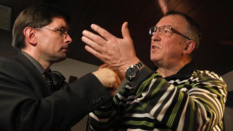 Nah beim Leser: Rundschau-Redaktionsleiter Alexander Müller (links) im Gespräch mit Albrecht Aldinger. Fotos: Michael Gründel