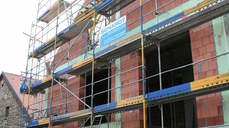 Kurz vor Beginn der Feier: Die Gäste strömen herbei.