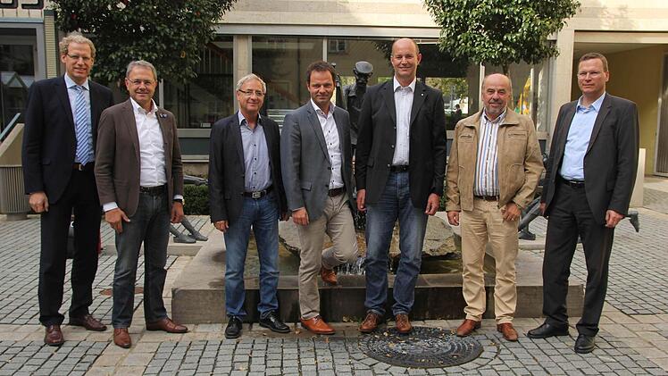 Bürgermeister German Hacker (links) erläuterte den Wirtschaftsvertretern aus Kärnten die Stadt Herzogenaurach.  Foto: Andreas Brandl