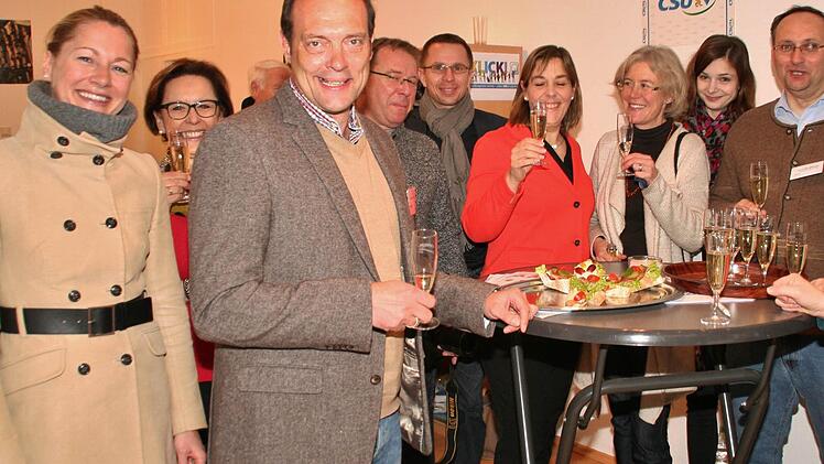 OB Kandidat Miachel Heppes stößt mit Freunden und Besuchern auf die gelungene Eröffnung des Wahlcafes an.