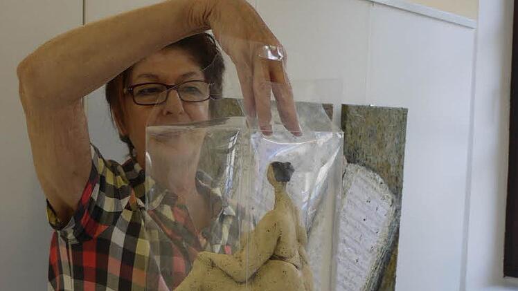 Anne-Brigitte Zahradnik hat das Ausstellungsmotto "Hülle und Fülle" auf ihre eigene Art umgesetzt. Fotos: Pauline Lindner