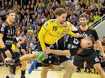 Coburgs Linksaußen Steffen Coßbau setzte sich energisch durch. Er erzielte beim 25:20-Heimsieg gegen Aue zwei Treffer. Foto: Albert Höchstädter