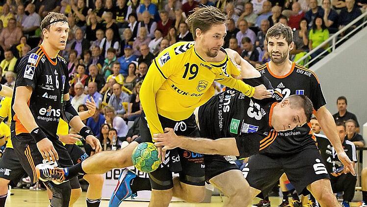 Coburgs Linksaußen Steffen Coßbau setzte sich energisch durch. Er erzielte beim 25:20-Heimsieg gegen Aue zwei Treffer. Foto: Albert Höchstädter