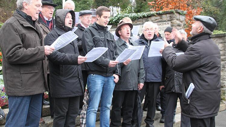 Der Gesangverein Höferänger, dirigiert von Gerhard Eggloff, sang ein Friedenslied.