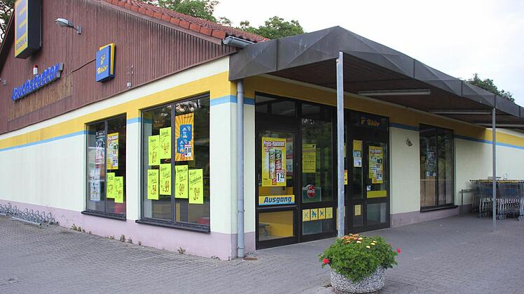 Der Edeka-Markt, wo am Dienstagabend unmittelbar vor Ladenschluss um 18.30 Uhr - während des Fußball-Länderspiels - der Überfall stattfand. Foto: Ralf Kestel