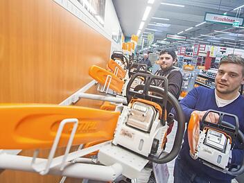 Nicht nur die Motorsägen liegen bereits in den Regalen. Doch bevor diese auch von Kunden aus den Regalen genommen werden können, wartet auf das Team um Marktleiter Thomas Stumpf (hinten) noch einige Arbeit.  Foto: Marian Hamacher