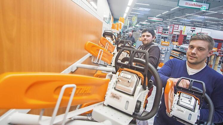 Nicht nur die Motorsägen liegen bereits in den Regalen. Doch bevor diese auch von Kunden aus den Regalen genommen werden können, wartet auf das Team um Marktleiter Thomas Stumpf (hinten) noch einige Arbeit.  Foto: Marian Hamacher