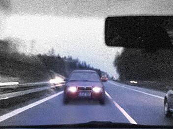 Am Dienstag hat ein Falschfahrer auf der B8 bei Cadolzburg einen Unfall verursacht u nd sich dann vom Unfallort entfernt. Symbolbild: dpa