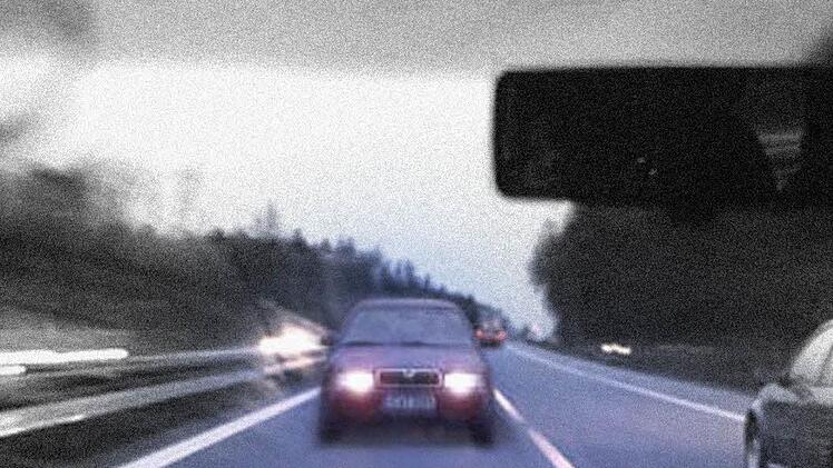 Am Dienstag hat ein Falschfahrer auf der B8 bei Cadolzburg einen Unfall verursacht u nd sich dann vom Unfallort entfernt. Symbolbild: dpa