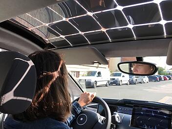 Hinterm Steuer: Barbara Jenkner testet den "Sion" von "Sono Motors". Foto: Elisabeth Assmann