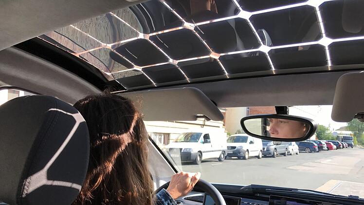 Hinterm Steuer: Barbara Jenkner testet den "Sion" von "Sono Motors". Foto: Elisabeth Assmann