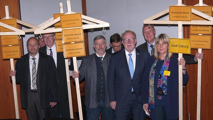 Gruppenbild mit Strommast: Die Coburger Delegation vor dem Empfang durch Wirtschaftsministerin Brigitte Zypries.Berthold Köhler
