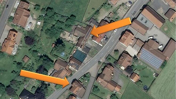 Zappls und Geiersch: Das "Zappls"-Haus (unten) soll für eine bessere Übersicht weichen. Das "Geiersch"-Anwesen (oben) will die Gemeinde ebenfalls erwerben.  Gemeinde Motten