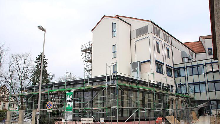 Neben dem Haupteingang steht die neue Cafeteria des Höchstadter Krankenhaues.  Foto: Andreas Dorsch