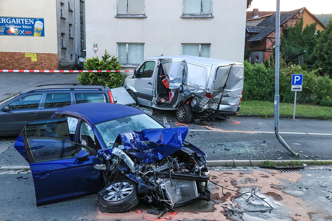 Nach Flucht vor der Polizei: Autofahrer erfasst Fußgänger im Kreis Coburg - drei Menschen teils schwerst verletzt
