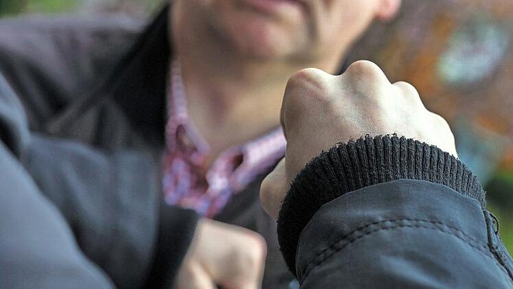 Statt ihm dankbar dafür zu sein, dass er ihn vor möglicherweise schlimmen Konsequenzen bewahrte, versetzte der Angeklagte seinem Kumpel einen Faustschlag ins Gesicht. Dafür erhielt er nun vom Amtsgericht Haßfurt die juristische Quittung. Symbolbild: Christopher Schulz/dpa