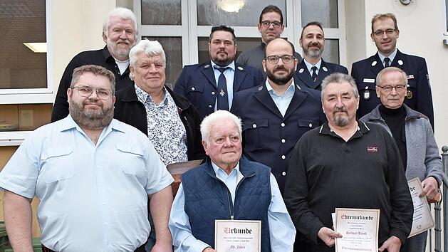 Die geehrten Mitglieder mit B&uuml;rgermeister J&uuml;rgen G&auml;belein (hinten), den Vorsitzenden und Kommandanten der Ortswehr, Tobias Winterbauer (hinten rechts) sowie der zum Ehrenkommandanten ernannte Helmut Rauh (vorne rechts).