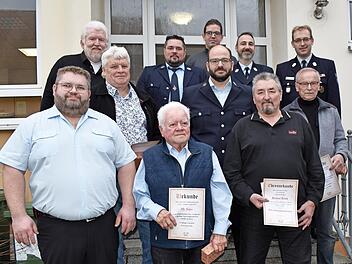 Die geehrten Mitglieder mit Bürgermeister Jürgen Gäbelein (hinten), den Vorsitzenden und Kommandanten der Ortswehr, Tobias Winterbauer (hinten rechts) sowie der zum Ehrenkommandanten ernannte Helmut Rauh (vorne rechts).