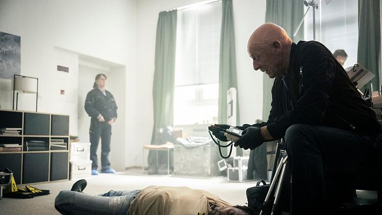 Szenefotograf Alex Schmitz (Sven Gerhardt) ist tot. Gerichtsmediziner Dr. Roth (Joe Bausch, rechts) untersucht die Leiche.