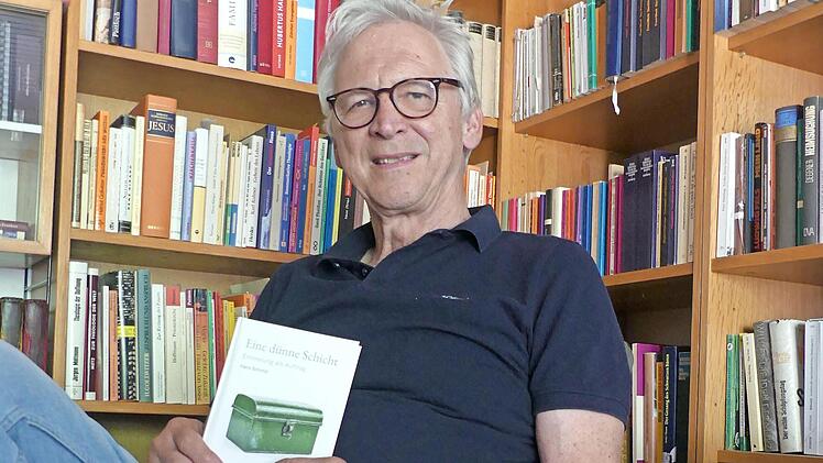 Hans Schmid mit seinem Buch &bdquo;Eine d&uuml;nne Schicht&ldquo;.