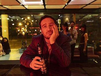 Einer geht noch ..? Mark (Frederick Lau) trinkt gerne mal einen. Und ab und zu auch mal einen zu viel. Deshalb verliert er in "One for the Road" auch seinen F&uuml;hrerschein.